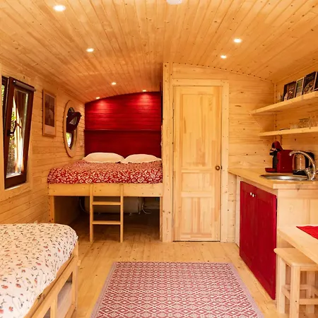 La Jolie Longère Fleurie Roulotte Avec Piscine Et Grand Jardin Couette-café Le Gue-d'Allere