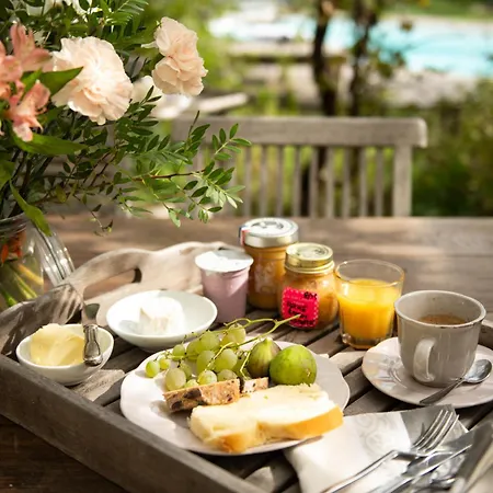 La Jolie Longère Fleurie Roulotte Avec Piscine Et Grand Jardin Couette-café 3*