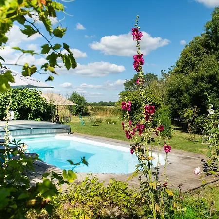 La Jolie Longère Fleurie Roulotte Avec Piscine Et Grand Jardin Le Gue-d'Allere